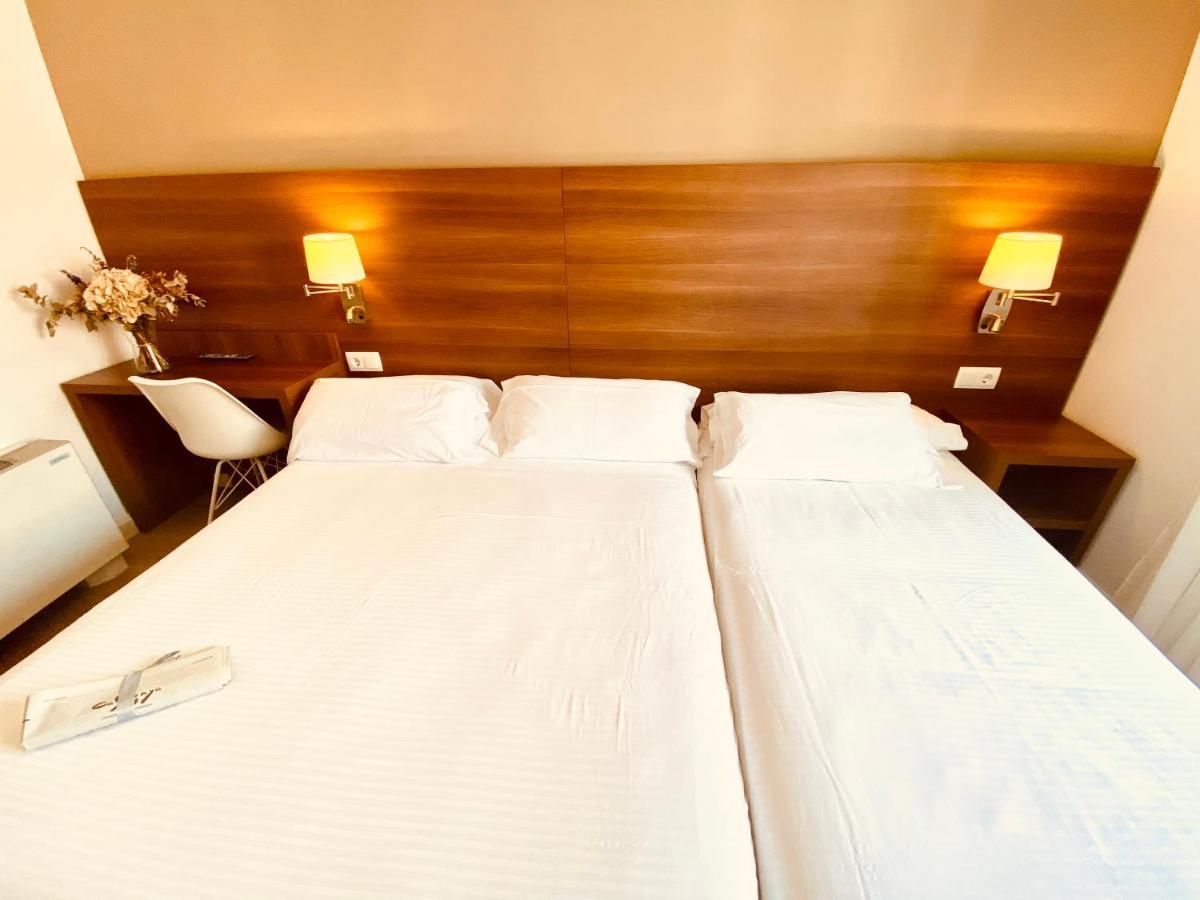 Hotel Carbonell Llanca Ngoại thất bức ảnh