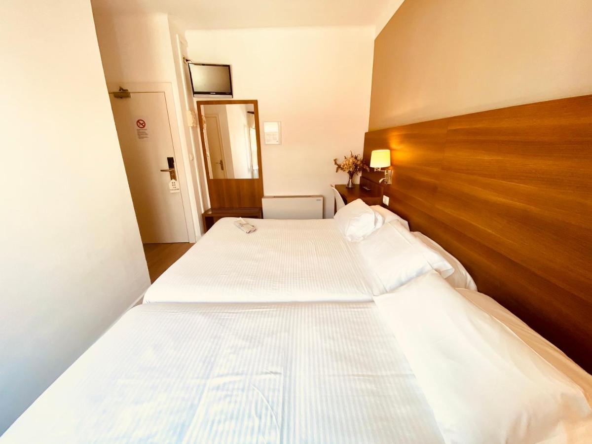 Hotel Carbonell Llanca Ngoại thất bức ảnh